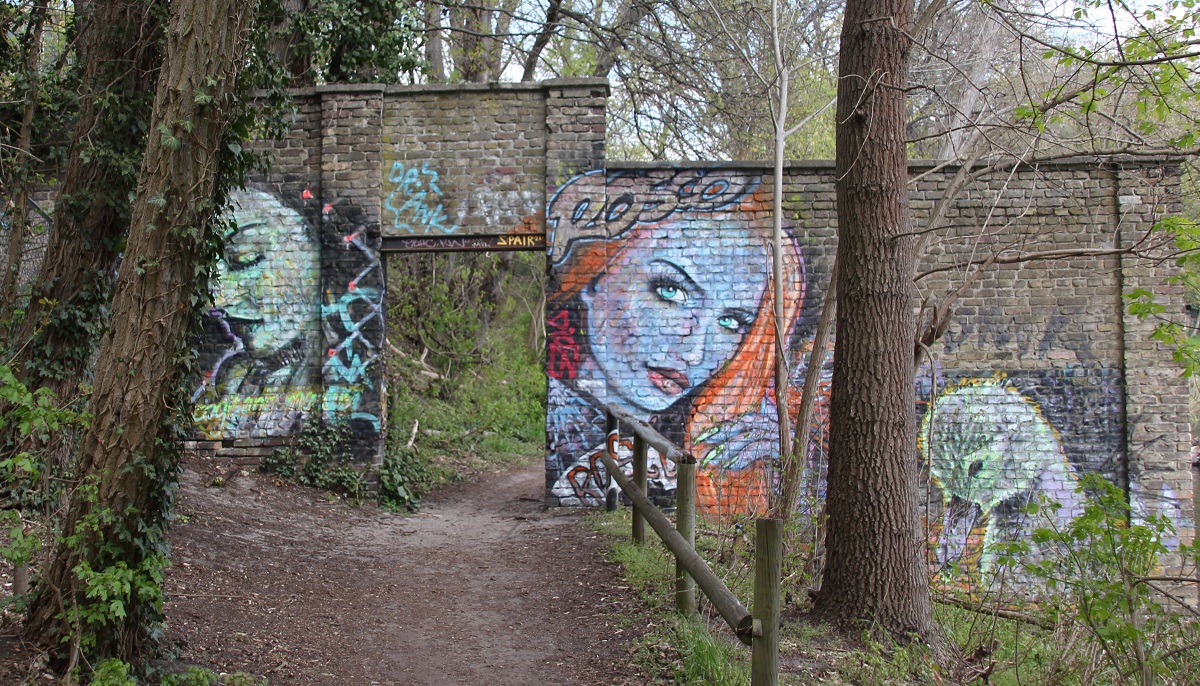 Frauen und Schwan Rosco Graffiti Teltowkanal