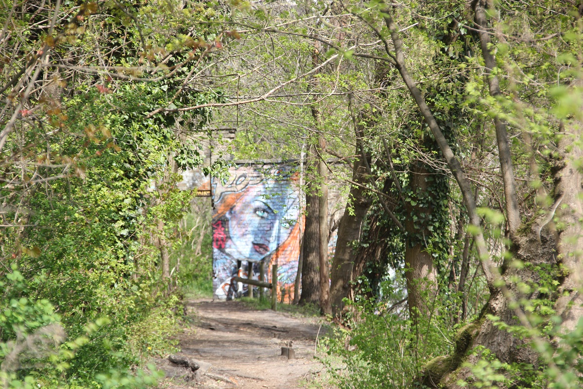 Graffitis am Kanal
