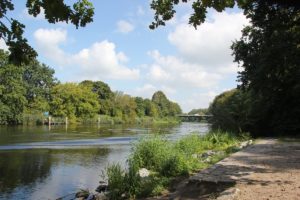 Steinsitze am Teltowkanal Teltow Blick auf Brücke und Anlegestelle Zehlendorf