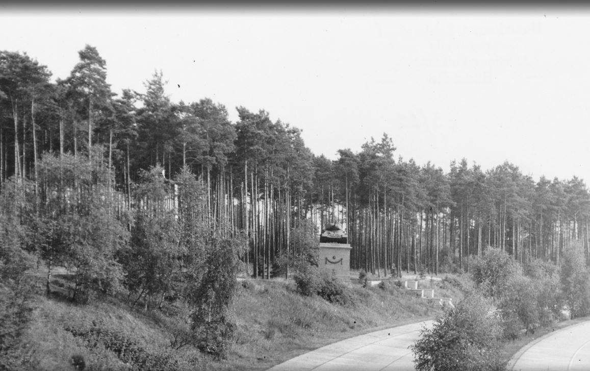 Sowjetisches Panzerdenkmal an der Autobahn 