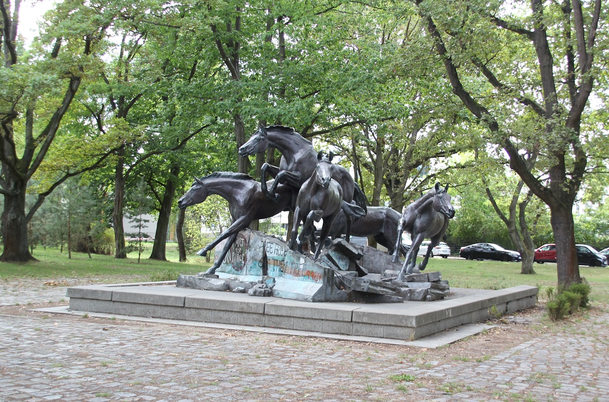 Pferde-Skulptur in der Clayallee | Denkmal der Wiedervereinigung Deutschlands