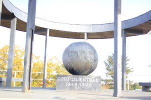 Bronze Globus Gedenkstätte Lilienthal-Park Lichterfelde