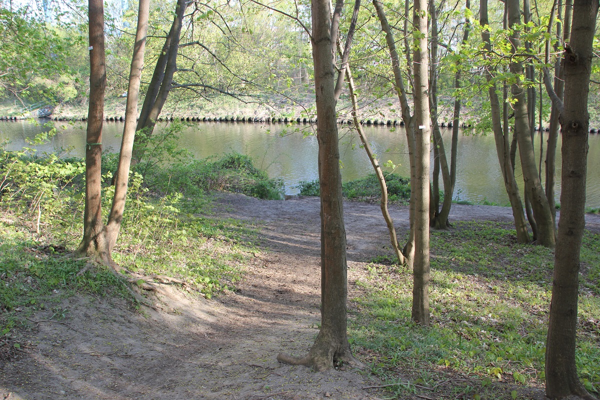 Versteckter Platz am Teltowkanal bei der Werft