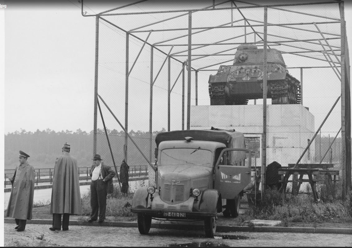 Panzerdenkmal hinter Gitter 1954