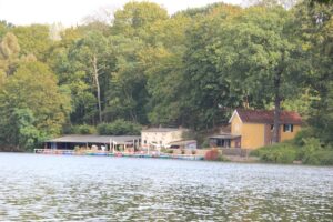Bootsverleih Schlachtensee vom anderen Ufer