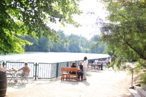Fischerhütte Draußenbestuhlung Schlachtensee