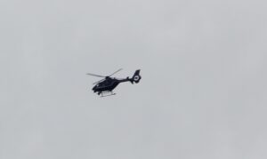 Polizei-Hubschrauber über Düppler Forst