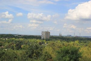 Blick auf Hochhaus vom Drachenberg Grunewald Berlin