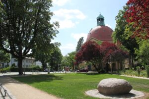 Johanneskirchplatz und Johanneskirche Lichterfelde West