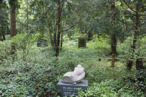 8 überwucherte Grabsteine Südwestfriedhof Stahnsdorf