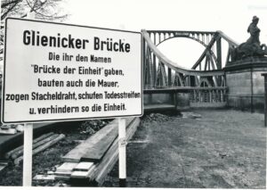 Glienicker Brücke Brücke der Einhait Schild