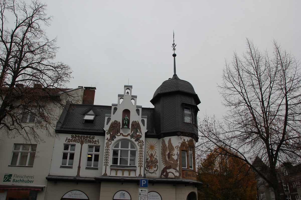 Emisch-Haus Neogotische Fassade und Rensaissance-Malerei